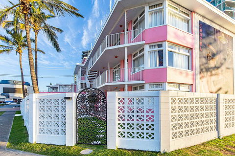 The Pink Hotel Coolangatta - Darwin Holiday 1