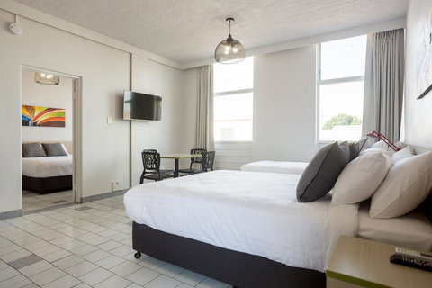 Nightcap At Emerald Star Hotel - Darwin Holiday 25