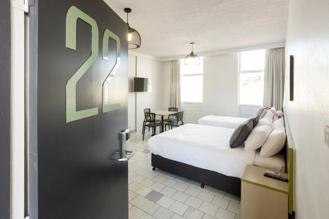 Nightcap At Emerald Star Hotel - Darwin Holiday 26