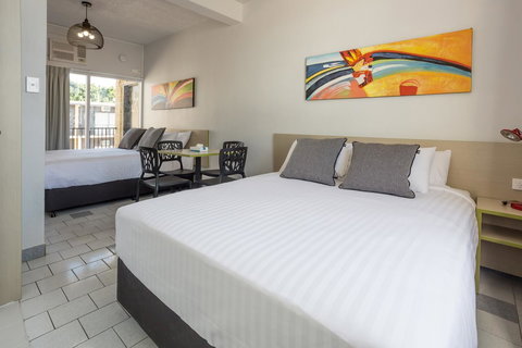 Nightcap At Emerald Star Hotel - Darwin Holiday 16