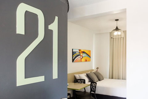 Nightcap At Emerald Star Hotel - Darwin Holiday 11