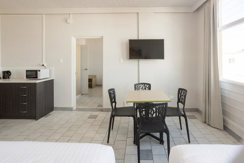 Nightcap At Emerald Star Hotel - Darwin Holiday 29