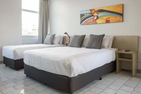 Nightcap At Emerald Star Hotel - Darwin Holiday 24