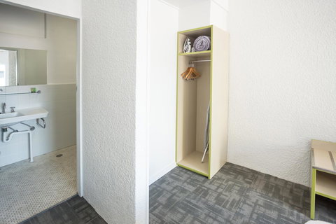 Nightcap At Emerald Star Hotel - Darwin Holiday 9