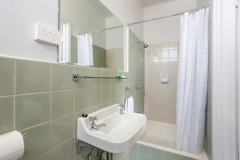 Nightcap At Emerald Star Hotel - Darwin Holiday 2