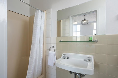 Nightcap At Emerald Star Hotel - Darwin Holiday 20