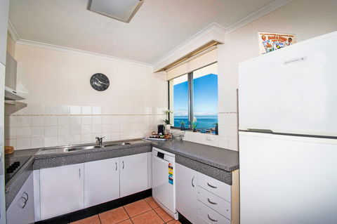 Seacrest Beachfront Apartments Surfers Paradise - Darwin Holiday 7