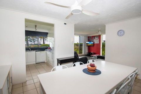 Seacrest Beachfront Apartments Surfers Paradise - Darwin Holiday 14