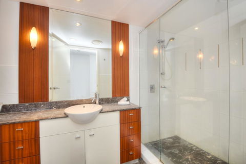 The Towers Of Chevron Renaissance - Holidays Gold Coast - Darwin Holiday 17