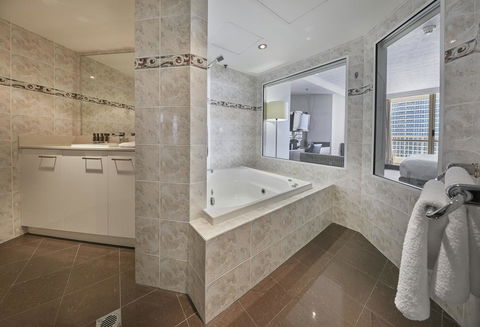 Novotel Surfers Paradise - Darwin Holiday 10