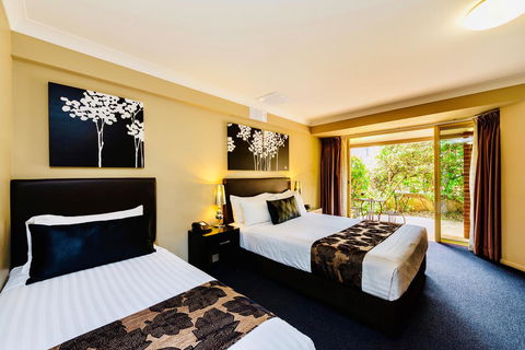 Ambassador On Ruthven - Darwin Holiday 1
