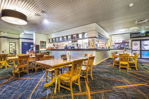 Nightcap At Atherton Hotel - Darwin Holiday 8