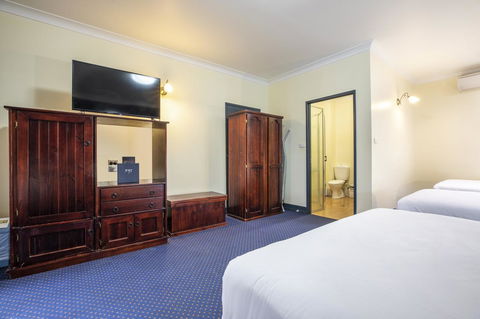 Nightcap At Atherton Hotel - Darwin Holiday 15