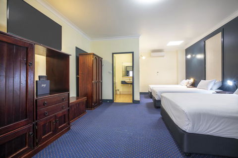 Nightcap At Atherton Hotel - Darwin Holiday 16