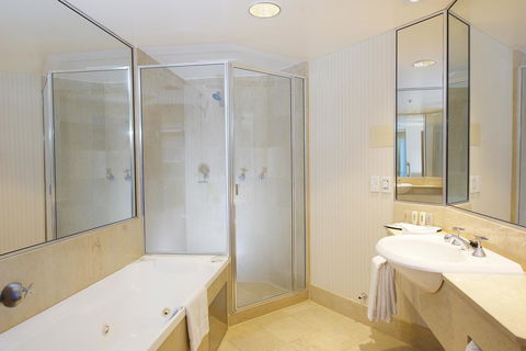 Crowne Plaza Surfers Paradise, An IHG Hotel - Darwin Holiday 6