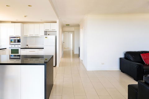 Burgess @ Kings Beach Apartments - Darwin Holiday 14