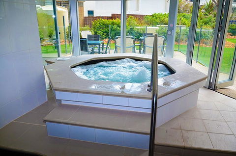 Zenith Ocean Front Apartments - Darwin Holiday 6