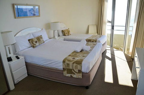 Zenith Ocean Front Apartments - Darwin Holiday 24