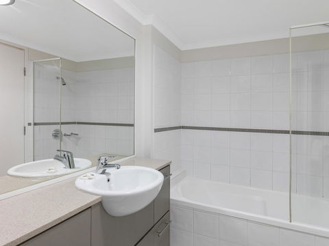 Oaks Brisbane River City Suites - Darwin Holiday 10