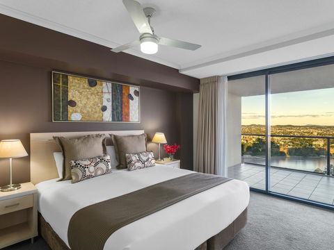 Oaks Brisbane River City Suites - Darwin Holiday 1
