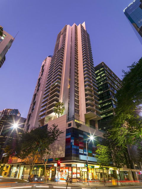 Oaks Brisbane River City Suites - Darwin Holiday 0