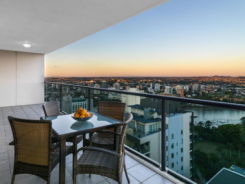 Oaks Brisbane River City Suites - Darwin Holiday 8
