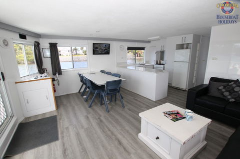 Coomera Houseboats - Darwin Holiday 8