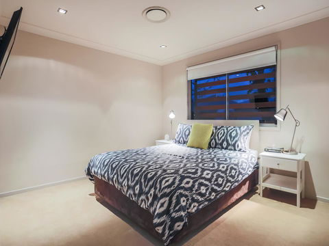 Hamilton Executive - Darwin Holiday 9