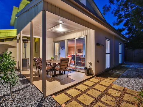 Hamilton Executive - Darwin Holiday 5