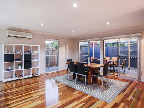 Hamilton Executive - Darwin Holiday 2