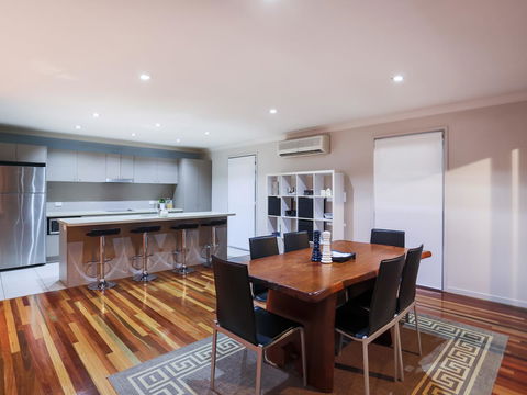 Hamilton Executive - Darwin Holiday 3