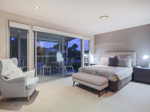 Hamilton Executive - Darwin Holiday 7