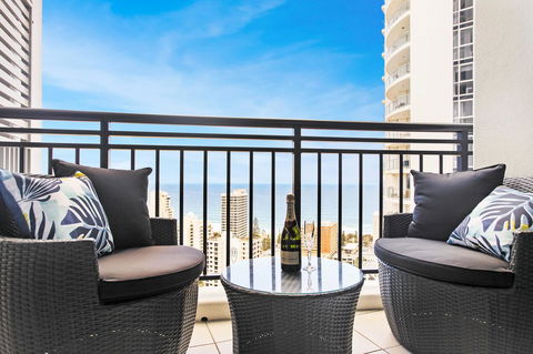 Holiday Holiday Chevron Renaissance Apartments - Darwin Holiday 18