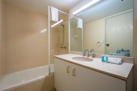 Breakers North Absolute Beachfront Apartments - Official - Darwin Holiday 11