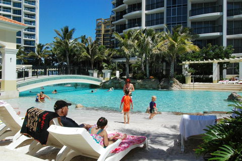 Chevron Renaissance - HR Surfers Paradise - Darwin Holiday 15