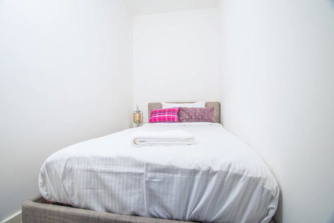 Wentworth Point 2Beds1Study2Bath Brand New APT - Darwin Holiday 3