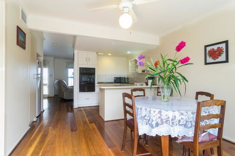 West Lakes Townhouse - Darwin Holiday 2