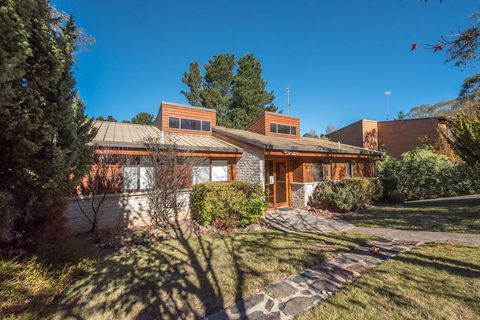 Whispering Pines 1 - Darwin Holiday 0