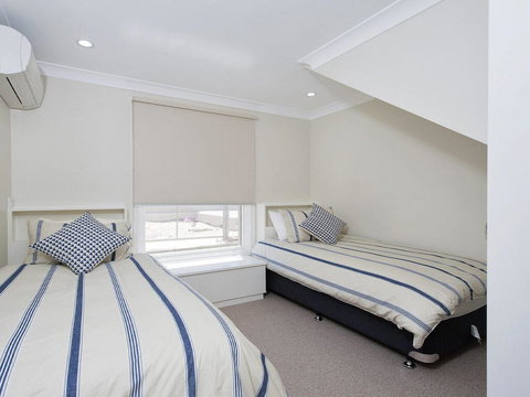 Whispering Sands', 10 Sandy Point Road - Luxury Waterfront Home With Aircon, WIFI & Foxtel - Darwin Holiday 2