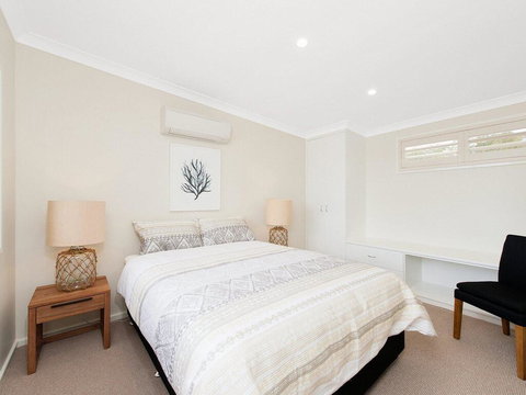 Whispering Sands', 10 Sandy Point Road - Luxury Waterfront Home With Aircon, WIFI & Foxtel - Darwin Holiday 3