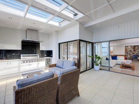 Whispering Sands', 10 Sandy Point Road - Luxury Waterfront Home With Aircon, WIFI & Foxtel - Darwin Holiday 0