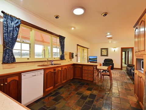 Wine Country Homestead 4-6br House - Darwin Holiday 2