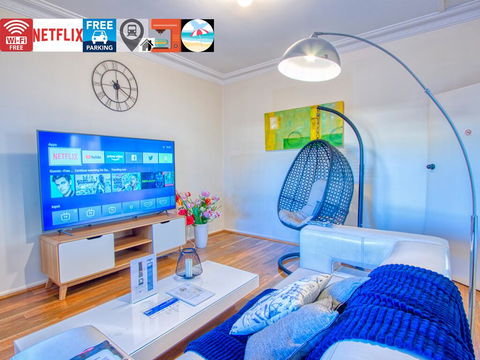 Wollongong Station Holiday House With Wi-Fi,75 Inch TV, Netflix,Parking,Beach - Darwin Holiday 0