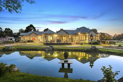 Woodend Old School House - Darwin Holiday 1