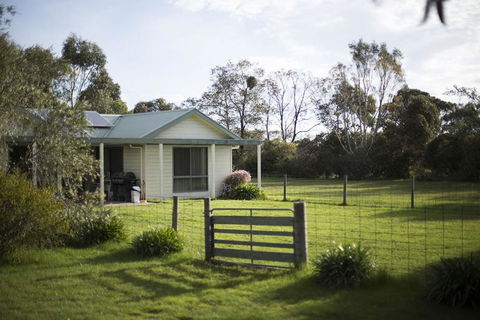 Woongara Cottage - Pet Friendly Country Retreat - Darwin Holiday 0