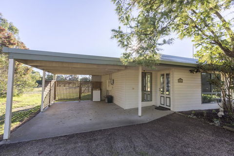 Woongara Cottage - Pet Friendly Country Retreat - Darwin Holiday 3