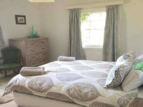 York Cottage - Grand Gate House And Enchanting Gardens - Darwin Holiday 1