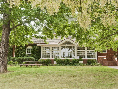 York Cottage - Grand Gate House And Enchanting Gardens - Darwin Holiday 0