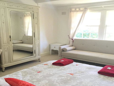 York Cottage - Grand Gate House And Enchanting Gardens - Darwin Holiday 2