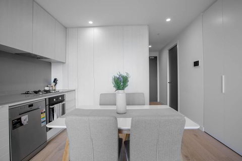 Grey Style, Simple And Cozy Apt@Parkville+Carpark - Darwin Holiday 1